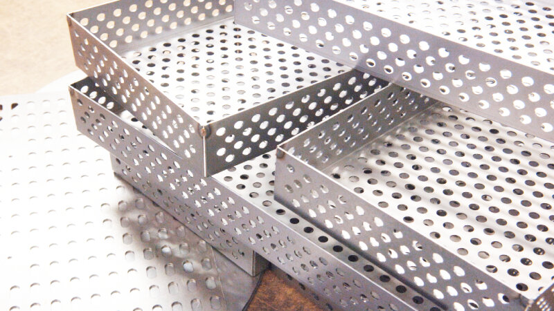 Лотки перфорированные нержавеющий. Лоток перфорированный 200х80х3000 35304 dkc. Лоток перфорированный 100х50х3000. Лоток 500. Лоток перф 50*200.