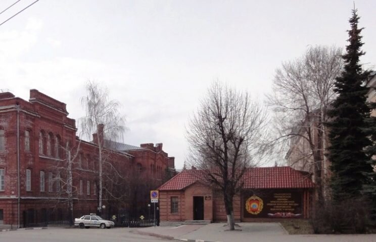 Историческое здание Суворовского училища на улице Спасской. Территория занимает около 7 га в центре Ульяновска
