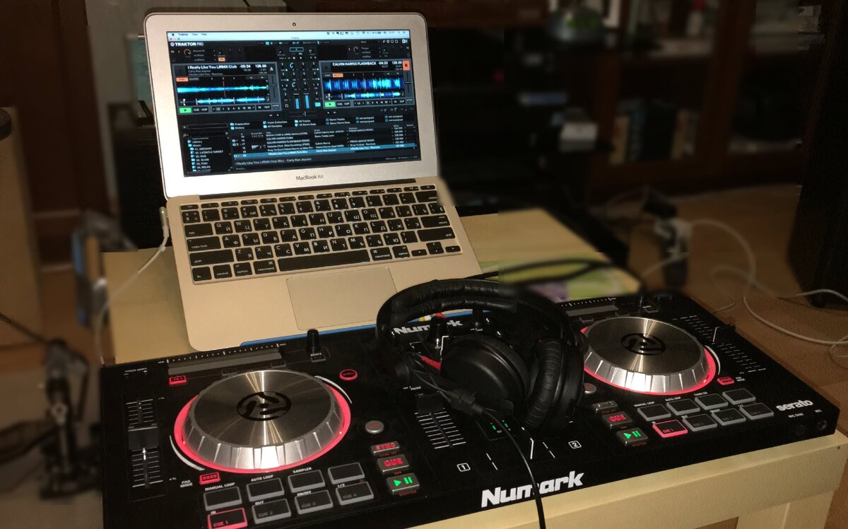 Мой контроллер Numark Mixtrack Pro III