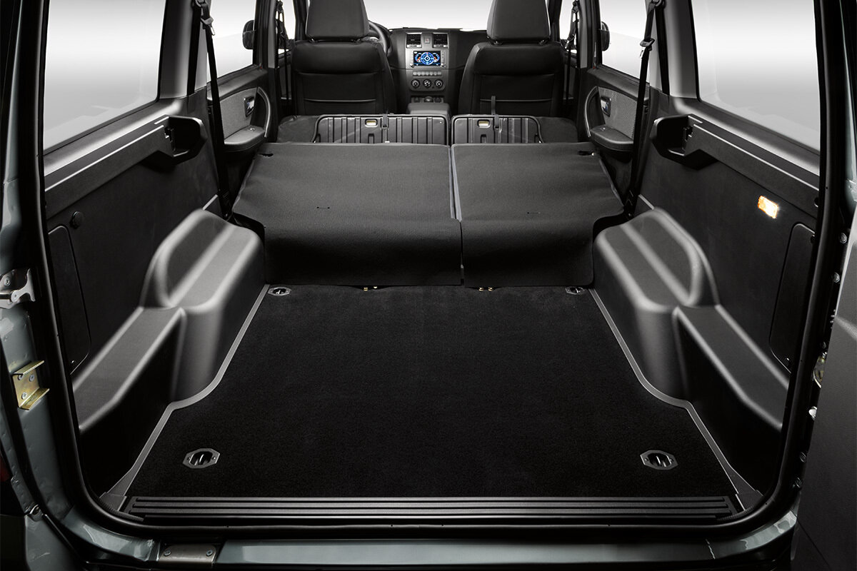 Патриот со сложенной спинкой заднего сидения