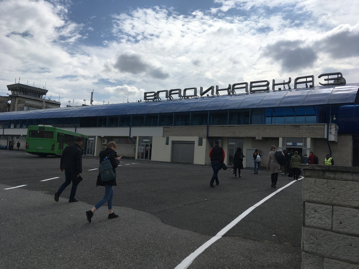 Выход с летного поля( все пешком)
