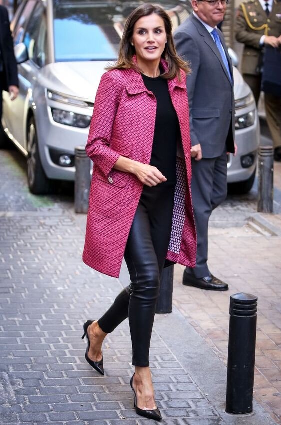 Брюнетка в розовом пальто