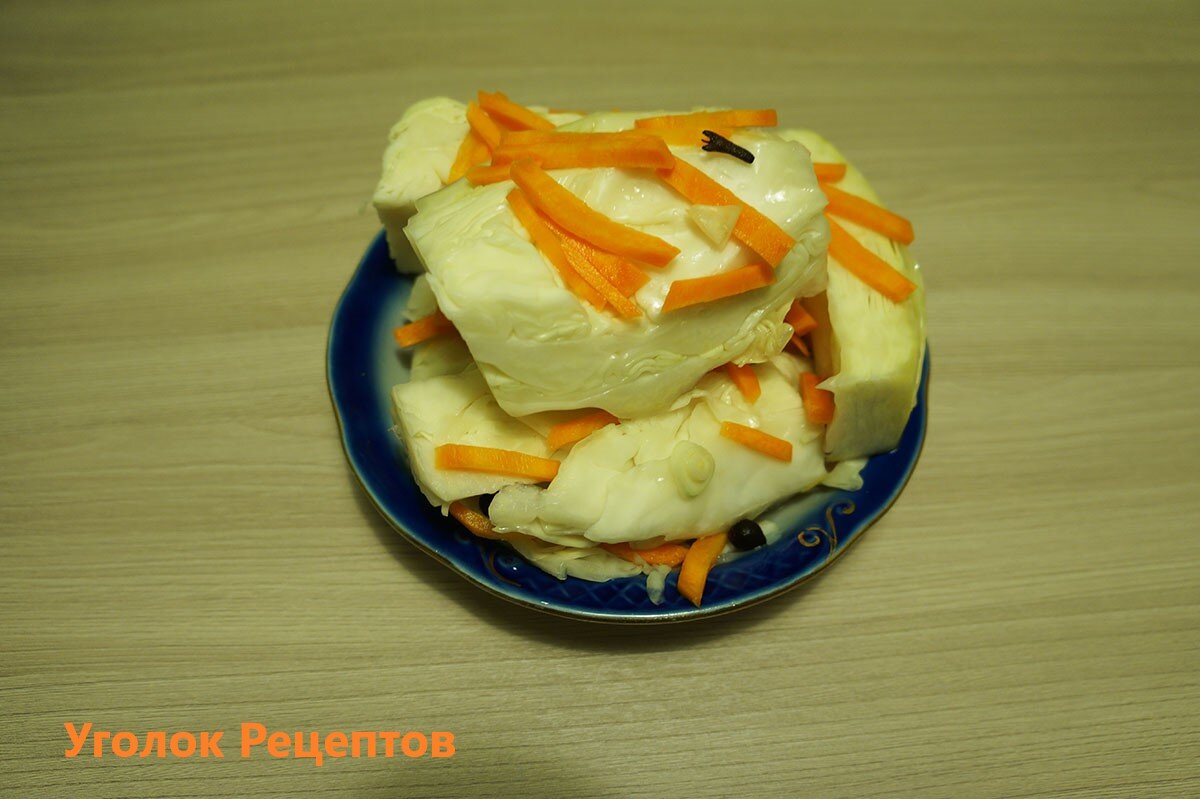 Маринованная капуста по-грузински в тарелке