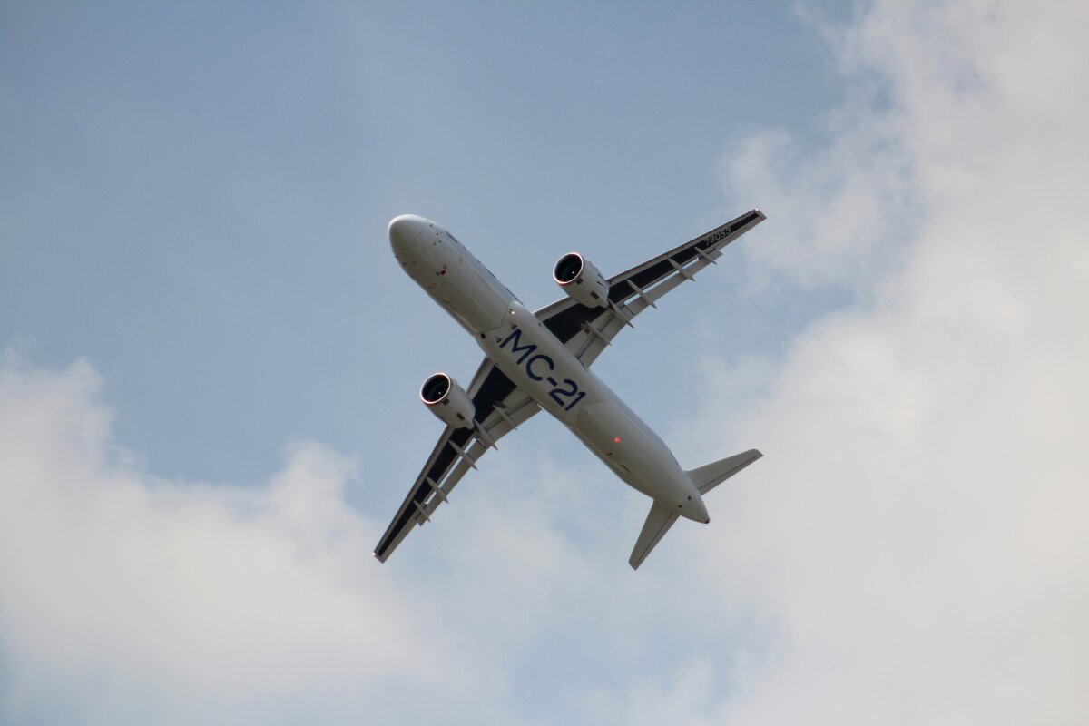 Самолет МС-21 выполняет показательный полет на авиасалоне МАКС-2019