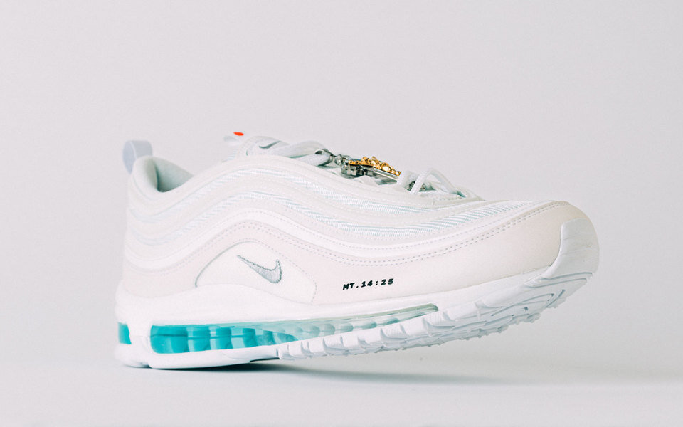 Кроссовки, в которых любой желающий приблизительно за 3000 долларов может почувствовать себя Иисусом, ходящим по воде, выпустили в США.