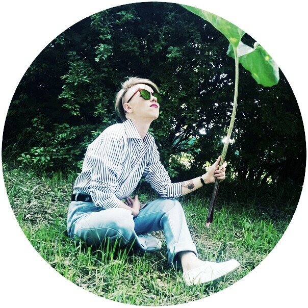 Половина головы была брита налысо