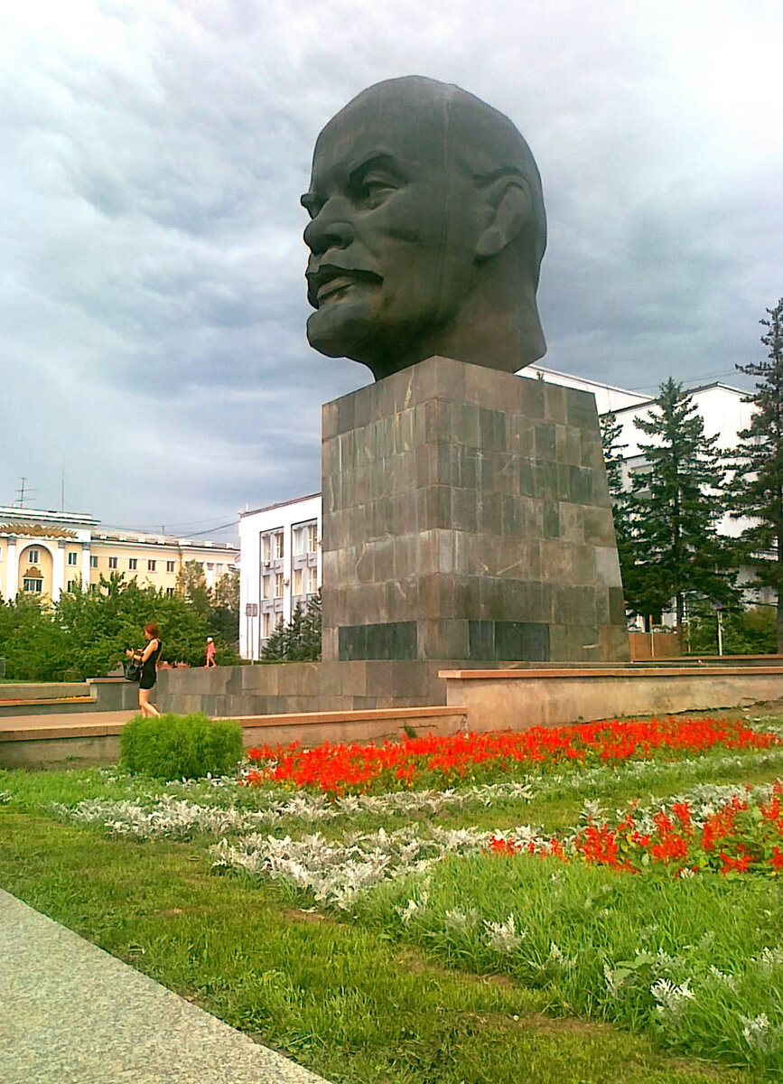 Площаь Советов. Голова Ленина. Знал бы он, что его памятниками заставят всю страну, глядишь и не было бы революции