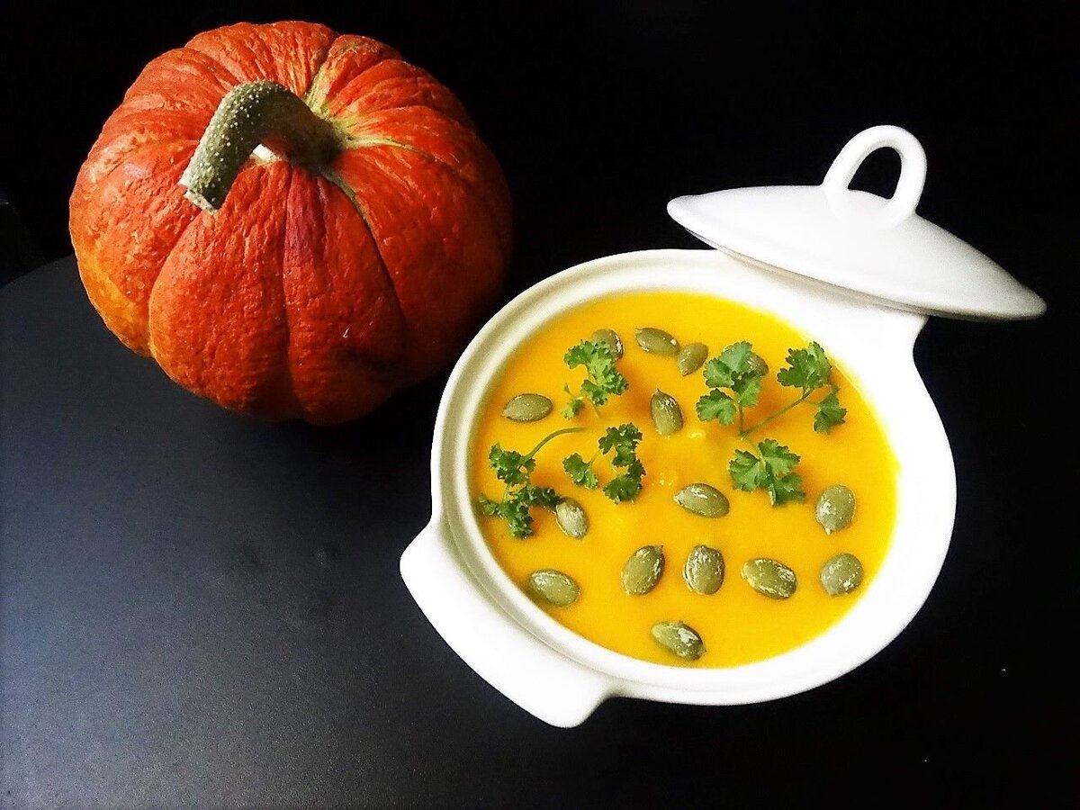 Украсить крем-суп зеленью, наполнителем немаловажно