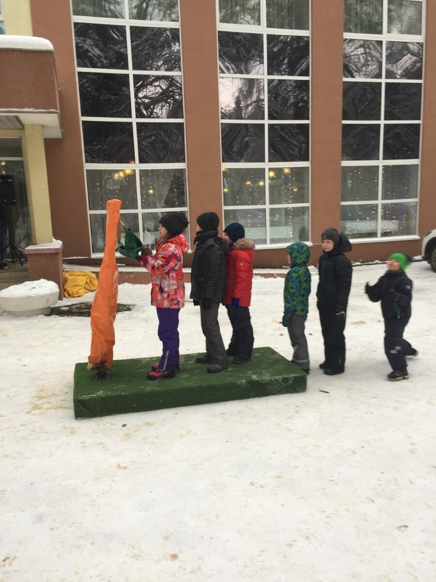 сын играет в энгри бердз