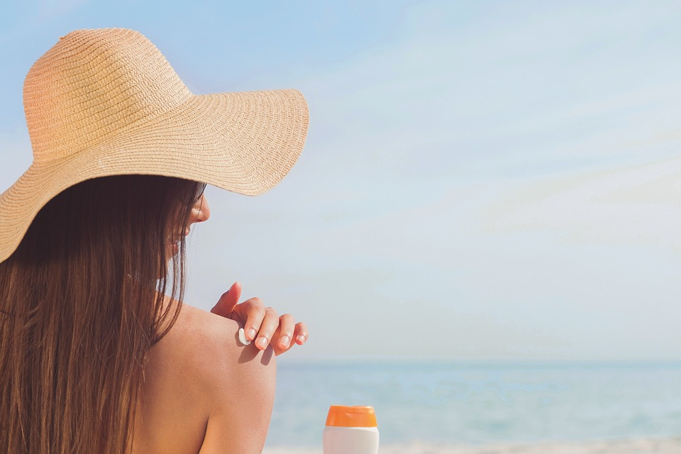 https://cdn.pixabay.com/photo/2018/10/03/16/17/sunbather-3721835_960_720.jpg