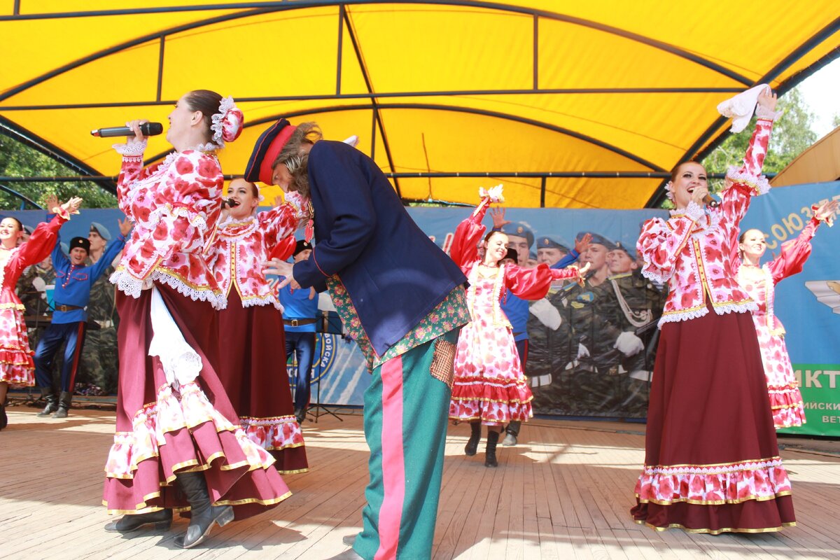 На фото: А поклонись как ты, атаман...