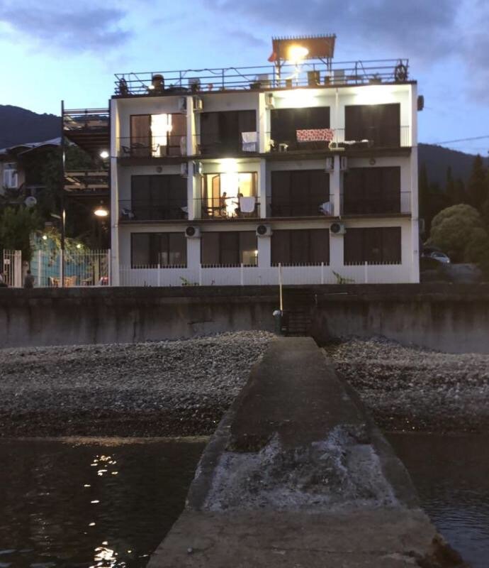 2 крайних окна справа на третьем этаже- наши