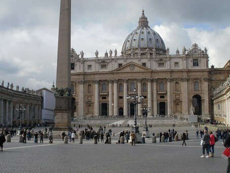https://cdn.pixabay.com/photo/2014/01/16/16/18/vatican-246419__340.jpg