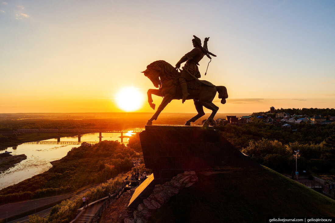 Салават юлаев памятник. Салават Юлаев памятник в Уфе. Памятник Салавату Юлаеву в Уфе. Башкортостан Салават Юлаев памятник. Салават Юлаев памятник уйа