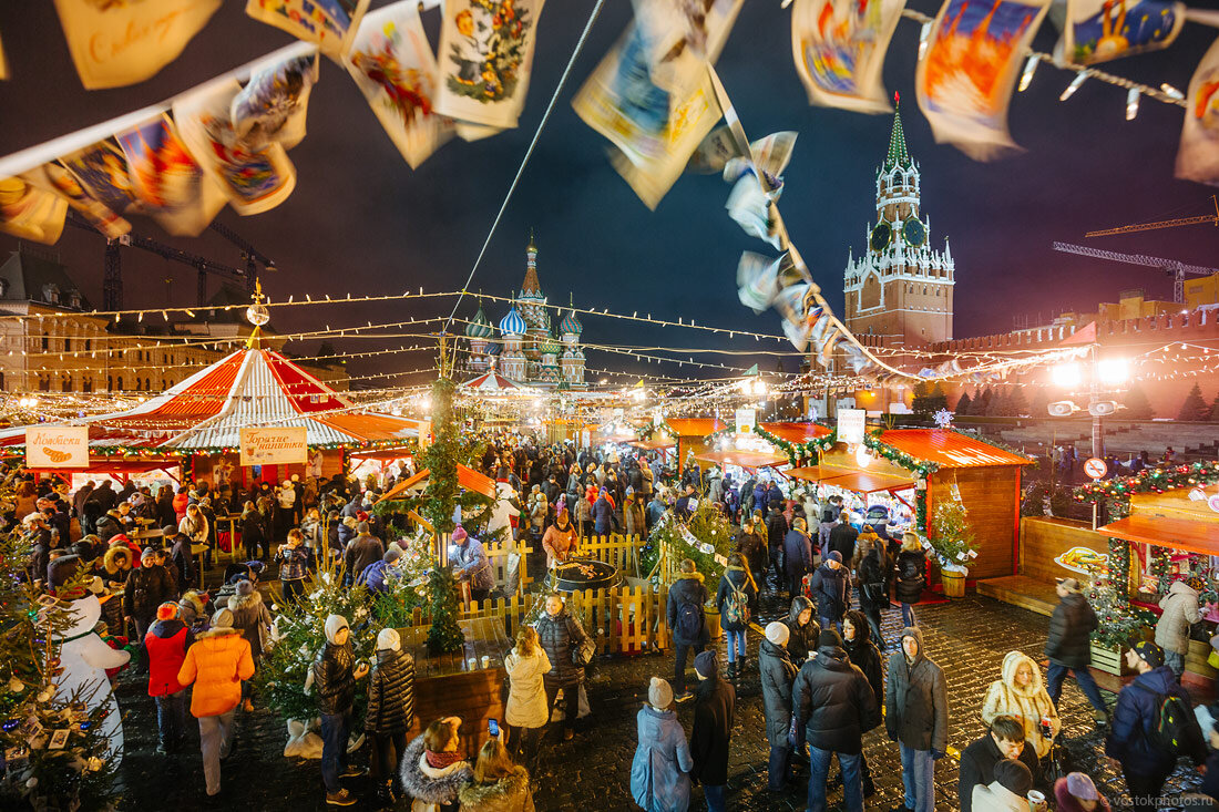 Украсить московские дома еловыми и сосновыми ветвями и шишками, все должны были отмечать этот день празднованием с поздравлением всех родных и близких, танцами, стрельбой, пуском ракет в ночное небо