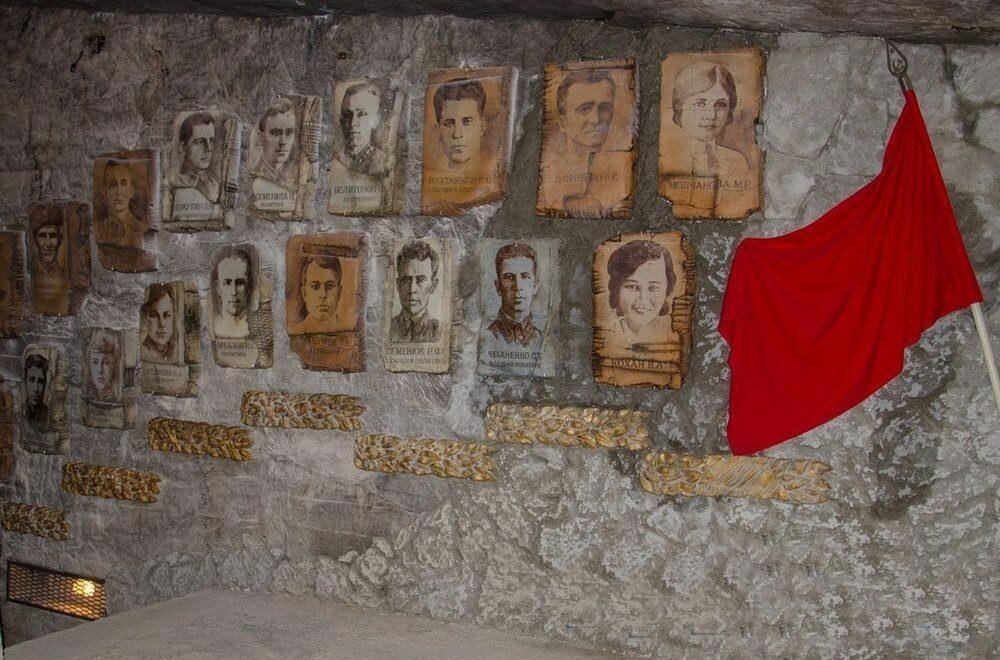 Аджимушкайские катакомбы керчь. Аджимушкайские каменоломни музей. Керчь музей аджимушкайские. Музей каменоломни керчь. Керчь аджимушкайские каменоломни.