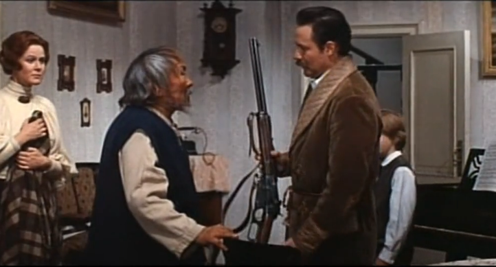 Арсеньев дарит свою винтовку охотнику Дерсу Узала