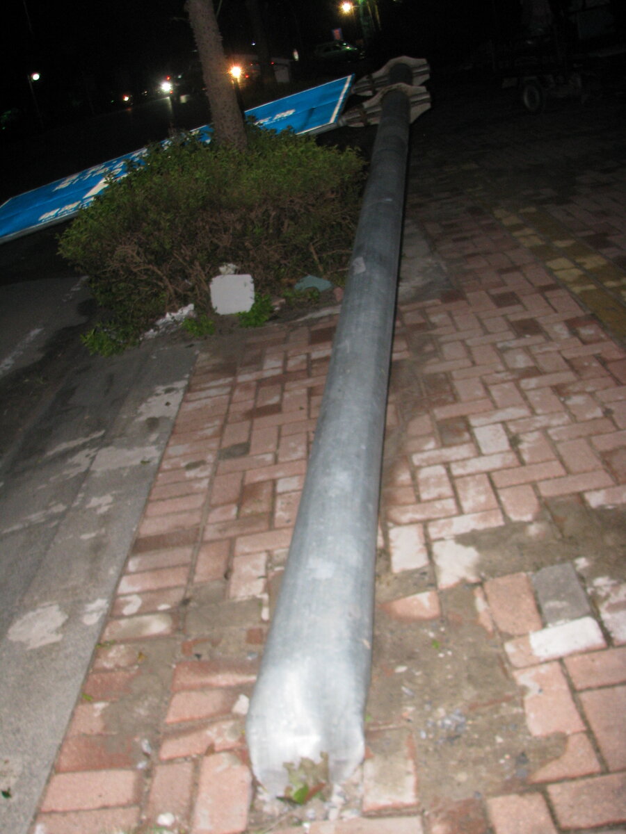 дорожный указатель после шторма