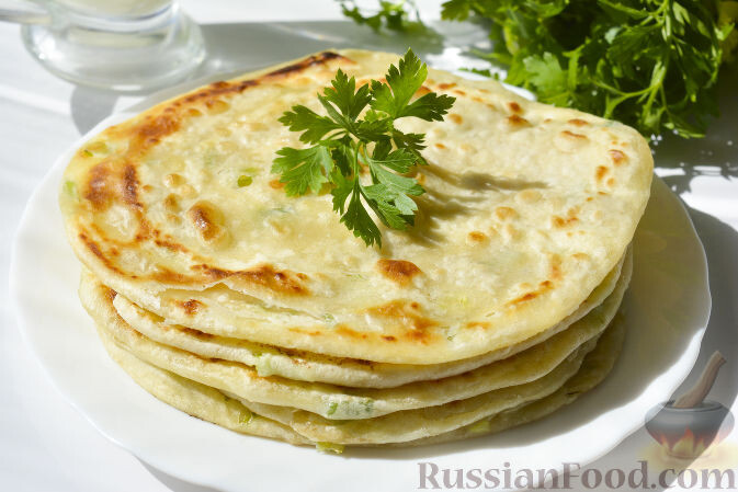 мука пшеничная, вода, лук зелёный, масло кунжутное, соль