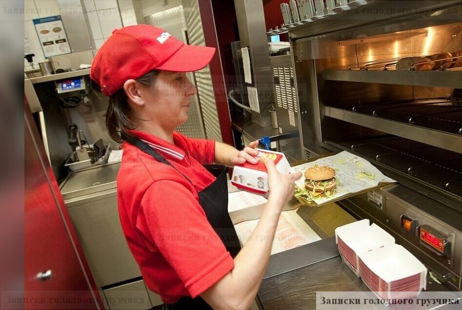 Rynkerbelle mcdonald s. Кассир Макдональдса. Повар в макдональдс. Кассирша макдональдс. Макдональдс готовка.