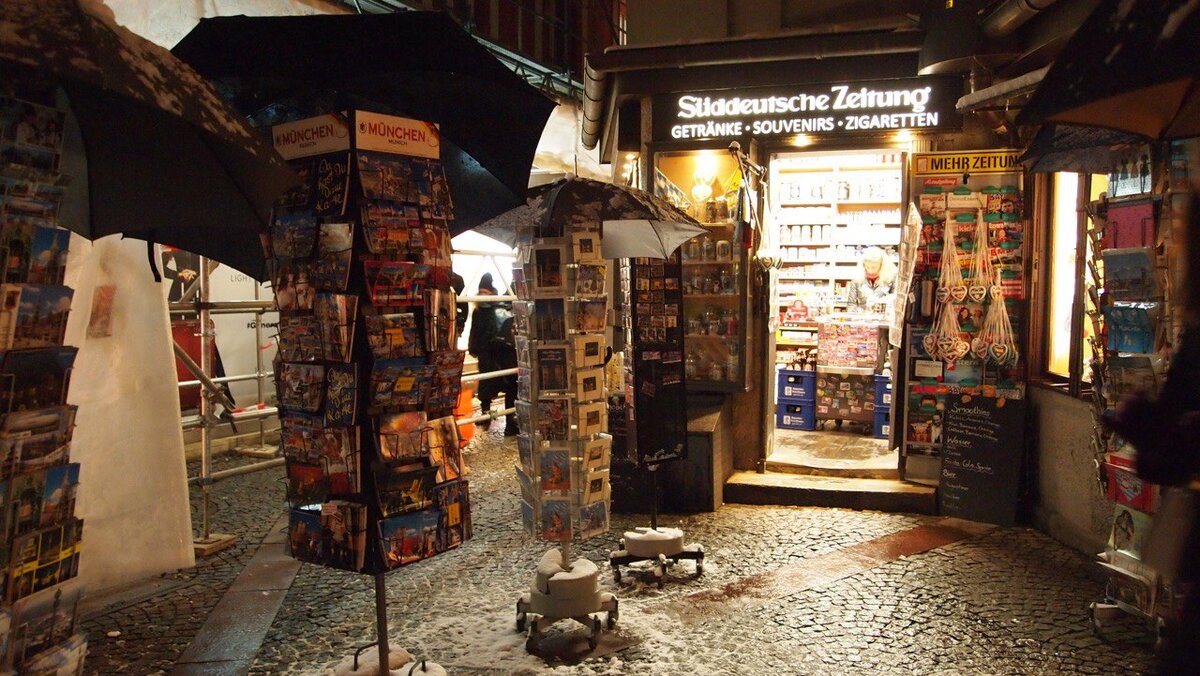 Открытки находились в 4-х метрах от самого киоска!