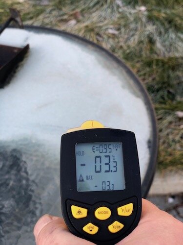 Температура на корпусе еще нерастопленного тандыра около 2 градусов.