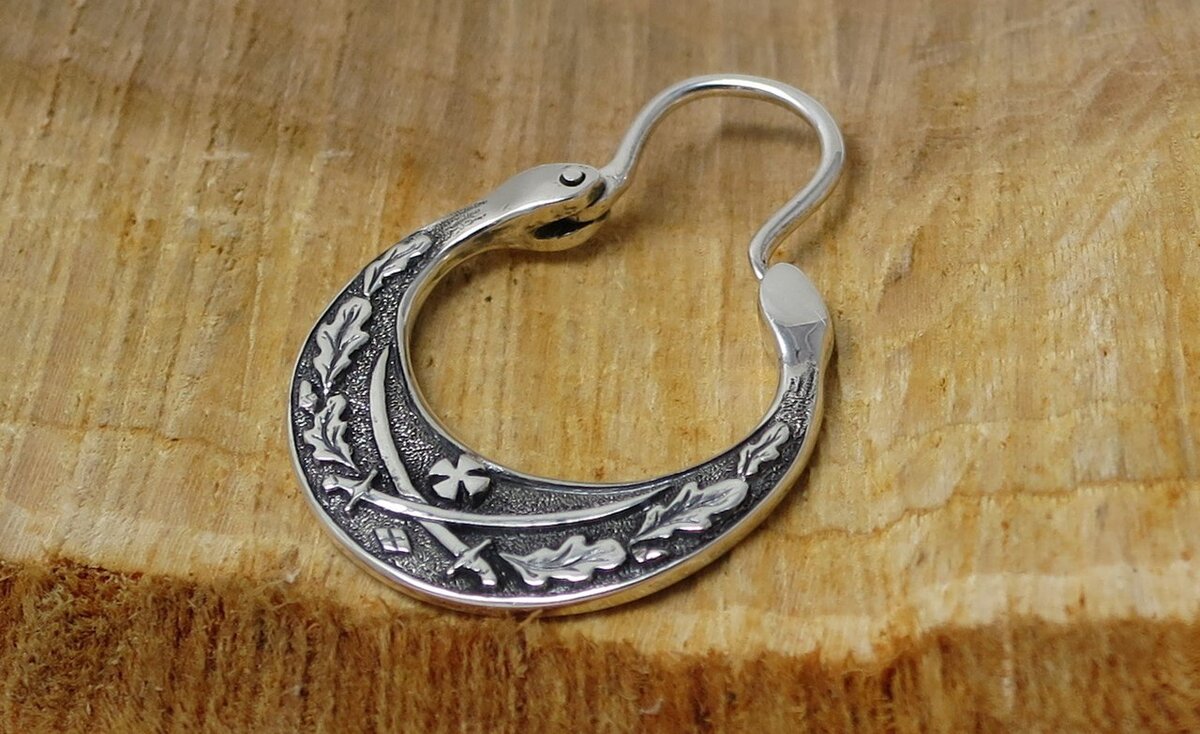 Примерно так выглядела серьга казака. Фото с сайта kurnosov.dabahm.com.