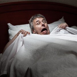 Для начала нужно понять как ваш страх проявляется.Этот процесс можно разделить на 3 части: первая часть — это реакция вашего тела на определенную ситуацию. Учащенное сердцебиение, потливость — все это реакция организма.
Вторая часть — это ваши эмоции, то, как вы воспринимаете страх. Вы можете заплакать, или, наоборот, засмеяться.
Третья часть — привыкание. Вечно боятся никто не может.
Со временем организм перестает так реагировать на страх и вы перестаете бояться. Зная эти три компонента любой человек сможет самостоятельно преодолеть фобию. Возможно, вам пригодится тест на воображение и фантазию.