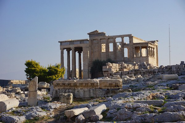 https://cdn.pixabay.com/photo/2015/10/24/11/58/athens-1004327_1280.jpg