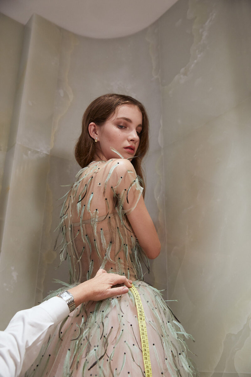 ПЛАТЬЕ ИЗ ШЕЛКА И СЕТКИ СО СТРАЗАМИ И ПЕРЬЯМИ, DOLCE & GABBANA; СЕРЬГИ И БРАСЛЕТ CLASSIC ИЗ БЕЛОГО И ЖЕЛТОГО ЗОЛОТА С БРИЛЛИАНТАМИ И ИЗ БЕЛОГО ЗОЛОТА С БРИЛЛИАНТАМИ, КОЛЬЦО COLOR ИЗ БЕЛОГО ЗОЛОТА С ИЗУМРУДОМ И БРИЛЛИАНТАМИ, ВСЕ MERCURY.