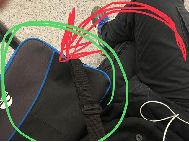 Ноги разговаривают и без собеседника 😀 еду в вагоне метро,сижу и невольно посмотрел на свои ноги,вижу правая нога закинута на левую ,вроде бы собеседника нет и анализировать казалось бы нечего,А НЕЕЕТ  🤔 в этом случае мой собеседник СУМКА 🧳  ,в сумке в этот момент находились ценные для меня вещи,когда езжу в метро то всегда понимаю про профессиональных воришек и даже их команды,стараюсь следить за своими карманами ,рюкзаком или это пакет..вот нога обнажила мою тревожность за имущество😀 выдала мое направление доминирующих мыслей .