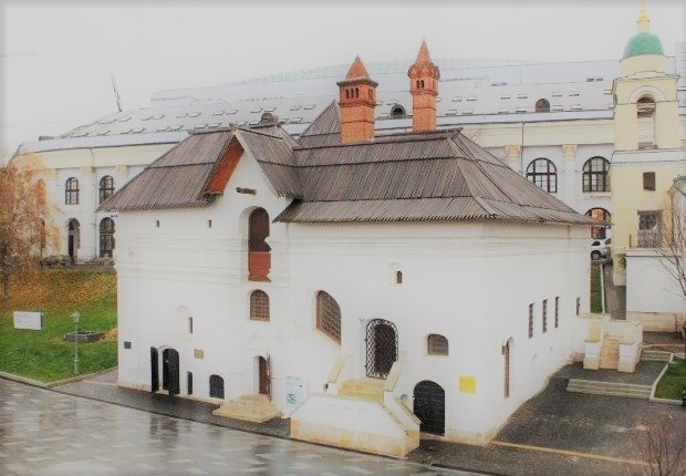 Старый Английский двор, в котором в  елизаветинские времена жили английские купцы, является одним из  старейших сохранившихся светских зданий Москвы.