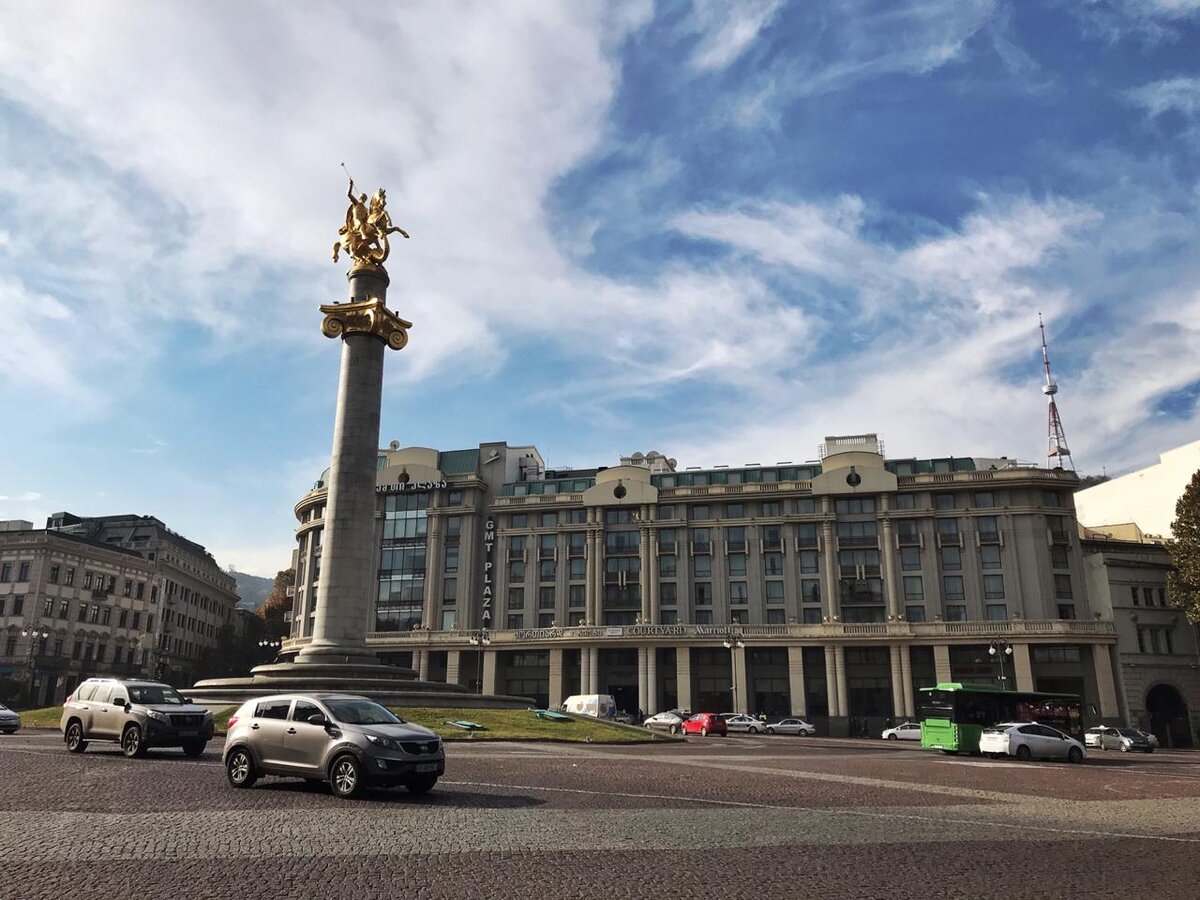 Обратите внимание: почти по всему городу брусчатка, даже в центре