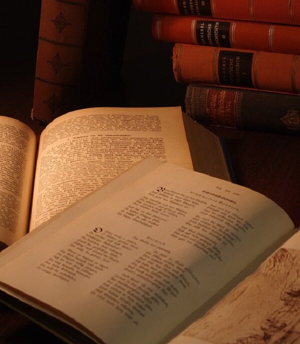 pixabay.com/ru/photos/библиотека-книга-документы-рукописи-1202278/