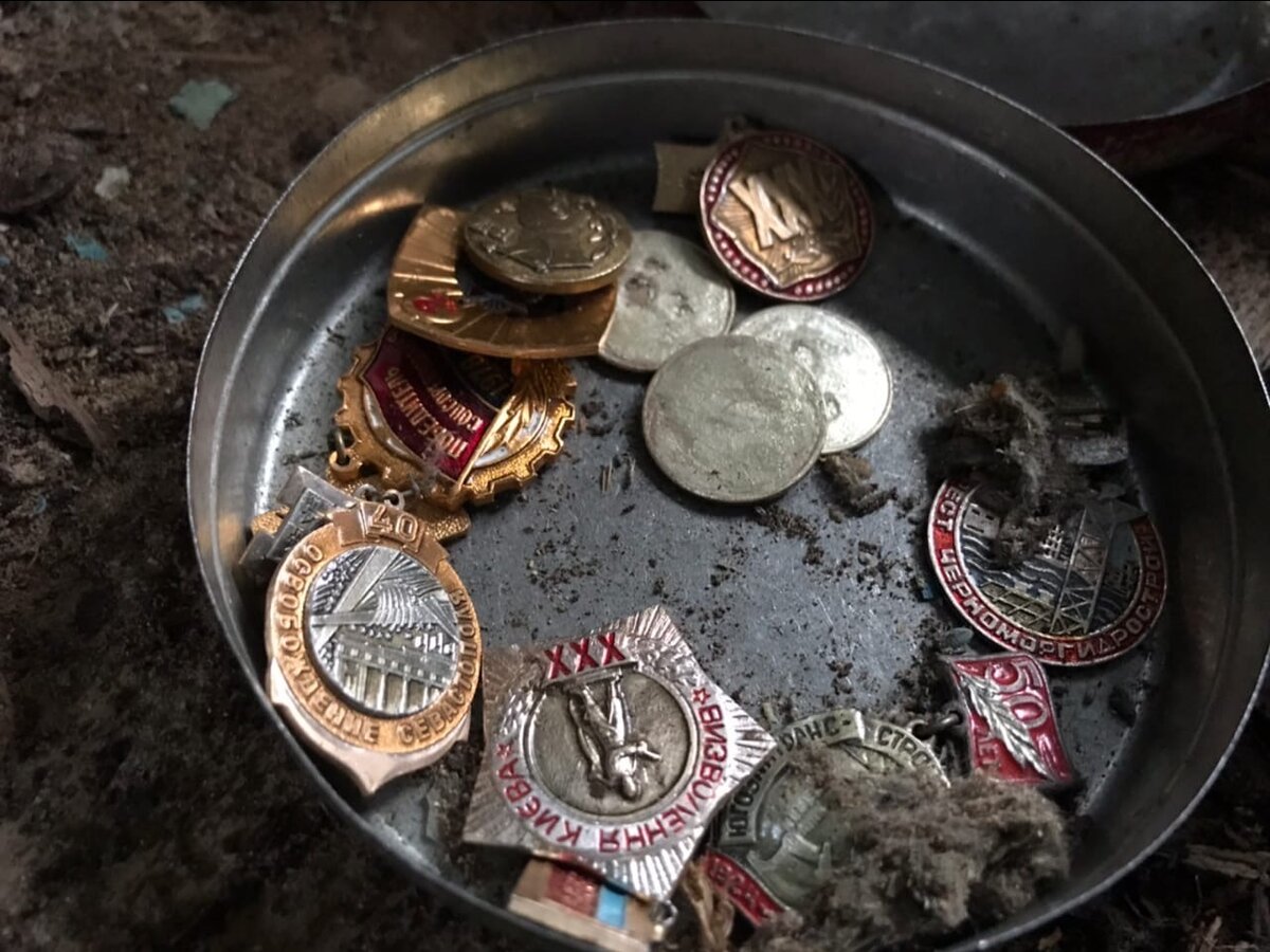 Нашел в Чернобыльской зоне клад: монеты и медальки СССР. Люди прятали ценности во время эвакуации