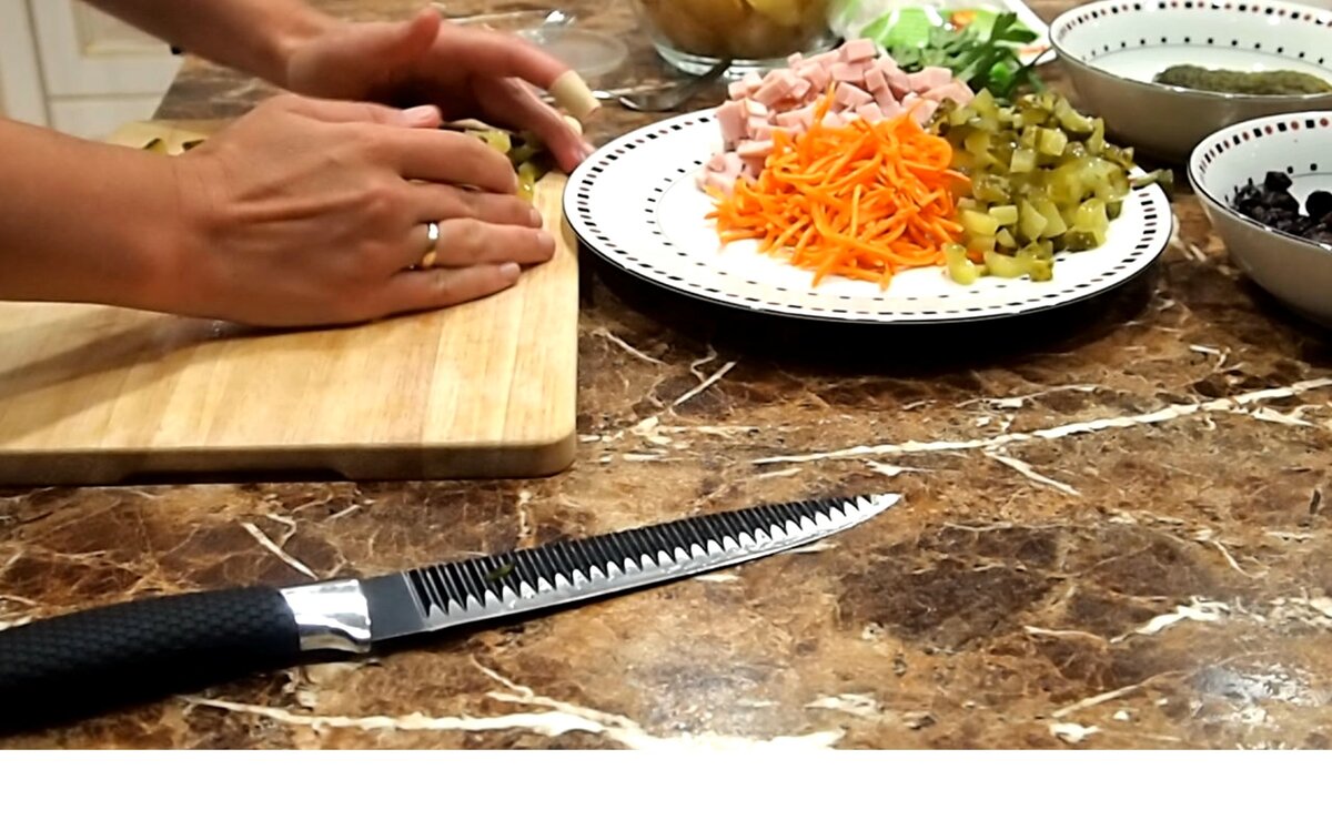 Разноцветный салат с корейской морковью и карбонадом