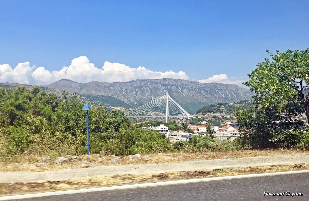 1. Вид на с улицы Ива Дульчича на мост и Динарское нагорье вдали.