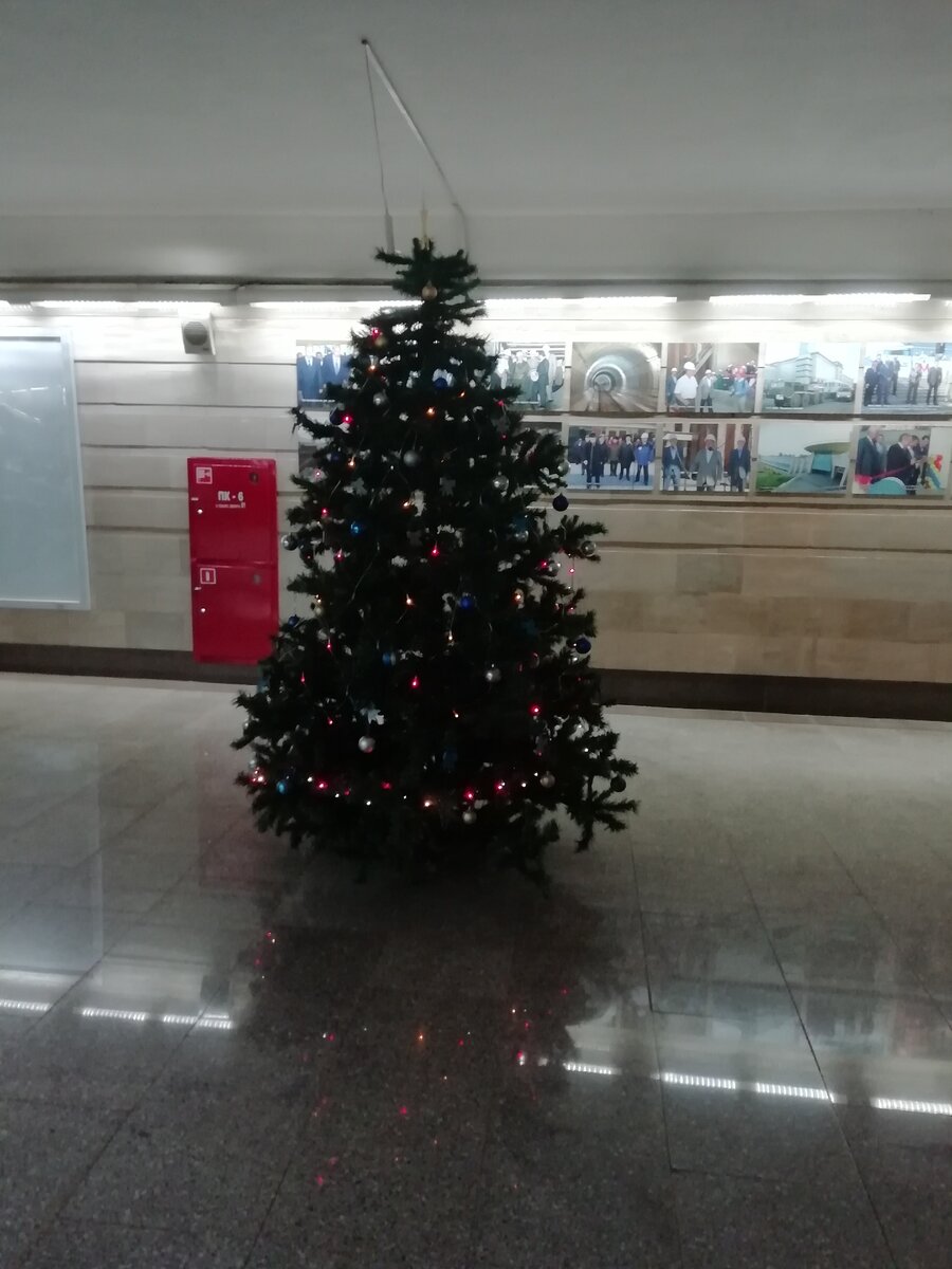В метро уже чувствуется Новый год и праздники