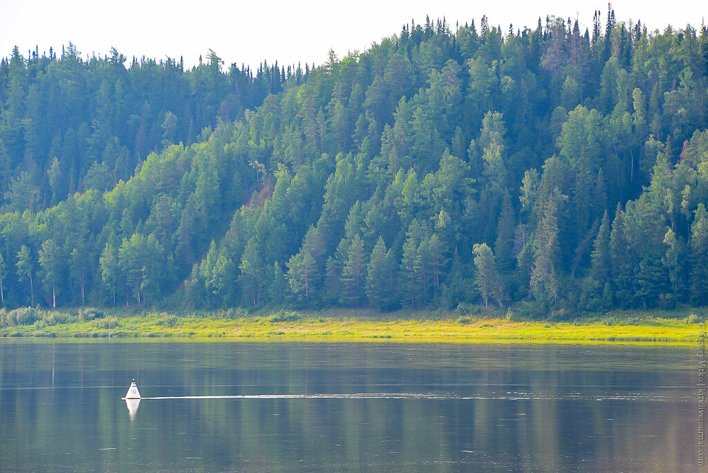  
Енисей - это одна из самых длинных и полноводных рек России, да и планеты тоже. Берега ее очень красивы и разнообразны, течение стремительное и мощное. Мне довелось бывать почти во всех топовых местах бескрайней России, от Камчатки до Куршской косы в Калининграде; от Алтая до острова Столб в низовьях Лены; от Кавказа до Байкала. И река Енисей по моему мнению, занимает весьма значимое место в топовых местах, в которых должен побывать человек мыслящий, увлекающийся природой, путешественник.
