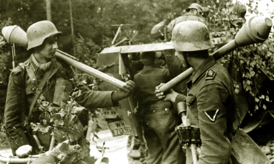 Солдаты панцергренадёрской дивизии «Великая Германия», вооружённые гранатомётами «Панцерфауст»