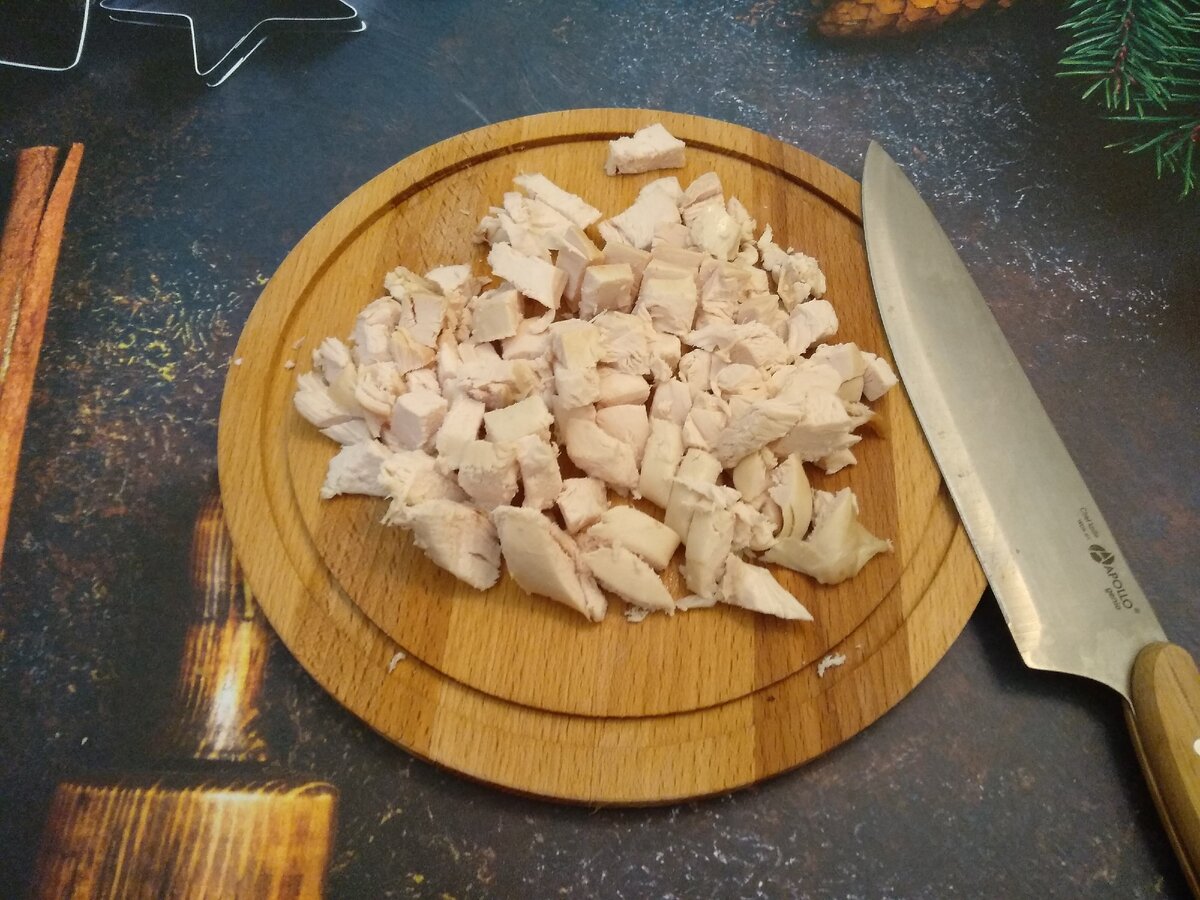 Варить куриные кусочки. Нарезанная вареная курица. Курица нарезанная ломтиками отварная. Нарезать куриное филе ломтиками. Мелко нарезанная отварная курица.