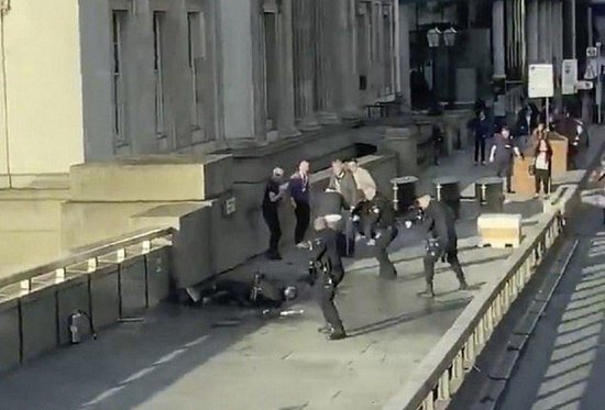 Гуманные французские полицейские в три ствола "нейтрализуют" преступника