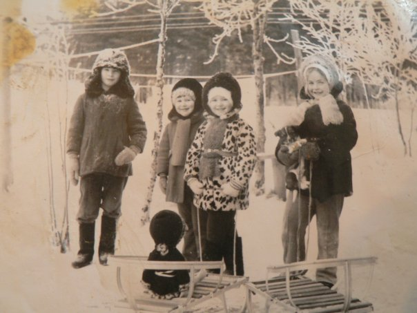 Наш двор 40 лет назад (я справа). Наш город Шарья зимой всегда засыпан снегом.