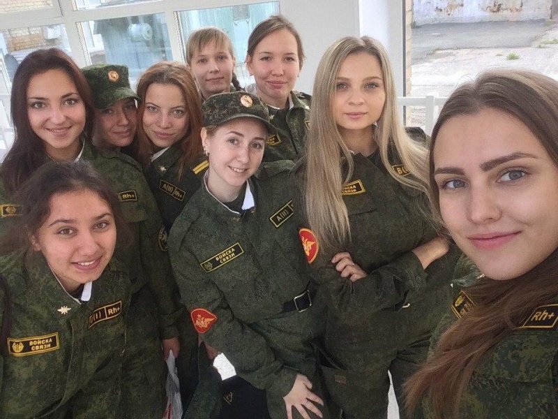 Для девушек, проходящих службу в ВС России, предусмотрены более щадящие условия. Чем для мужчин. Приоритетными направлениями службы являются обучение медицинской помощи, сестринских услуг. По окончании службы знания и опыт позволяют работать в качестве медсестры или доктора.