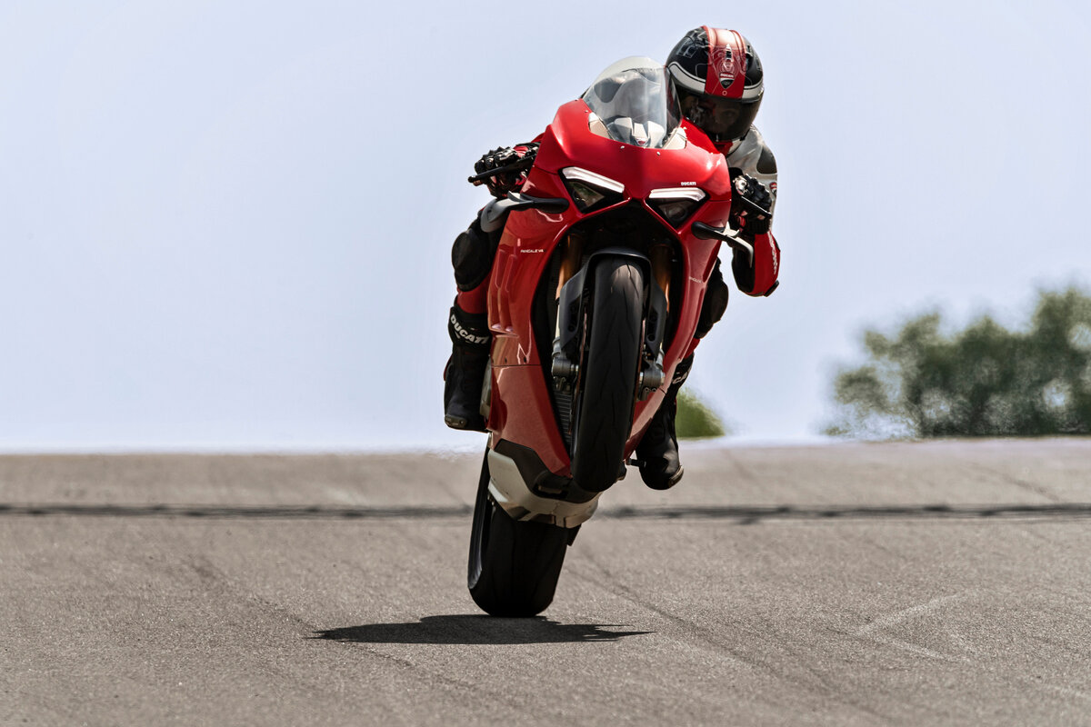 Тесты Ducati Panigale V4, не пытайтесь повторить этот трюк, если не умеете, за рулём мотоцикла официальный заводской пилот испытатель. :)