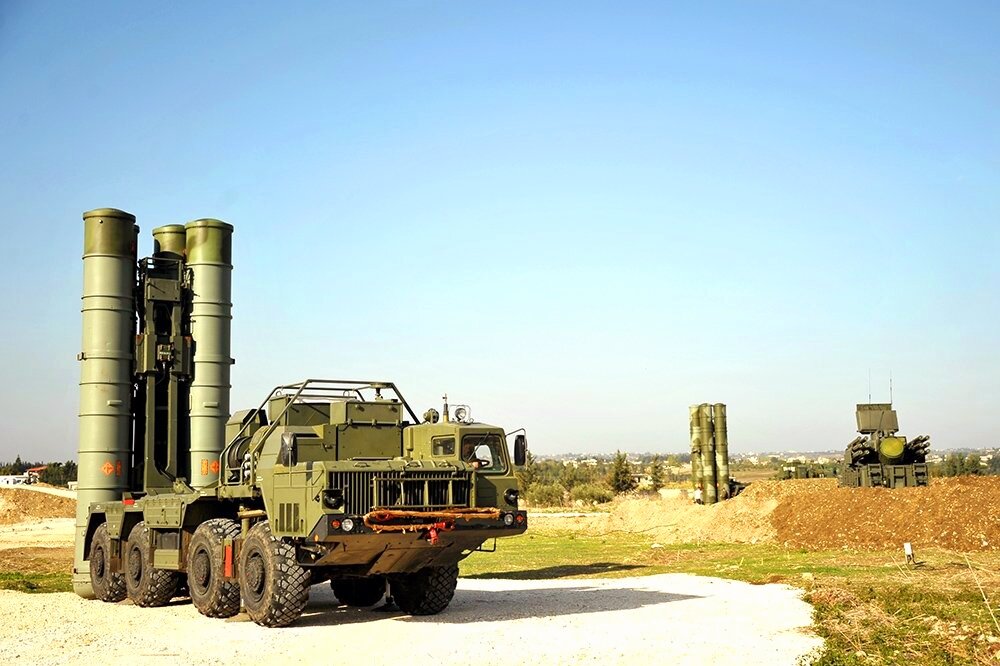 С-400  панацея от   самолетов врага. Американские летуны на себе уже испытали страх когда радары взяли их на мушку, все технологии стелс  им уже не помогают  .  Турция уже оценила эти системы и отказываться от них не собирается, особенно после испытвний их на самолетах маде ин юэсэей, которые радары засекли при взлете со взлетки.  Чтож, все бы неплохо но зачем их продавать потенциальным врагам, ведь при боестолкновении эти же системы будут использованы против наших же самолетов. Здесь я бы не дал однозначную оценку так как системы рэб  у России гораздо лучше развиты и скорее всего у России есть оружие против с-400,  а иначе  и не может быть.