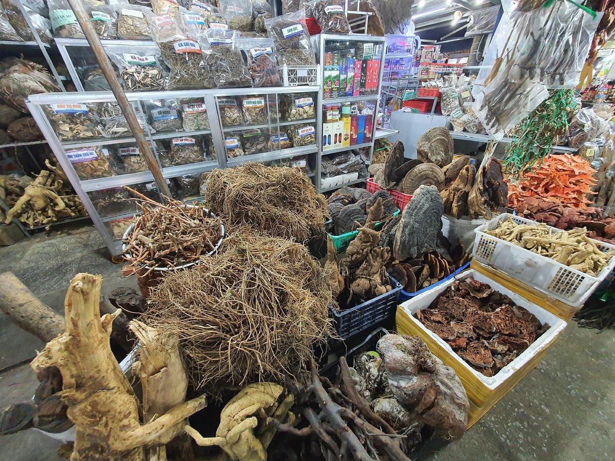 Сходила на Вьетнамский ночной рынок. В замешательстве от непонятных, странных и вкусных штук, которые там продают