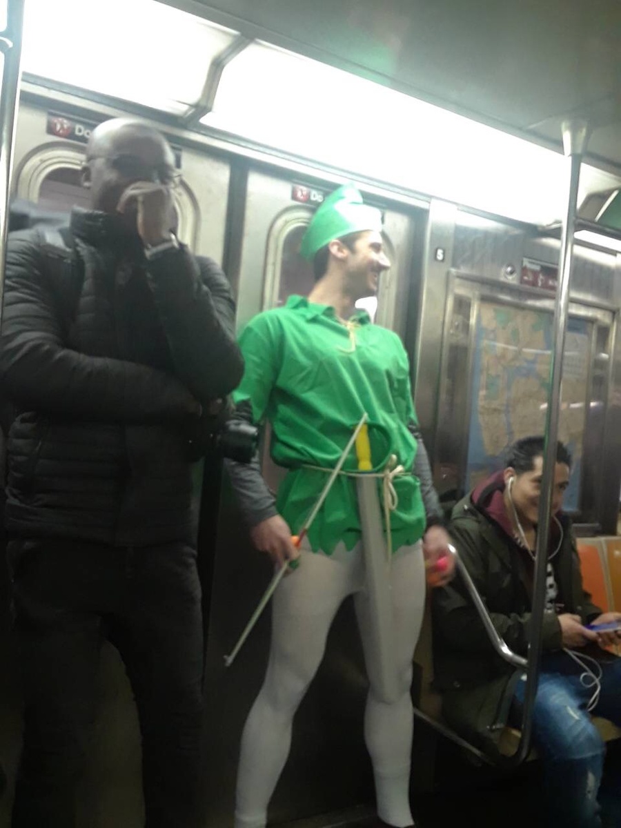 Вагон Метро, Нью-Йорк. Питер Пэн пустился во все тяжкие. ЛСД стирает реальность.