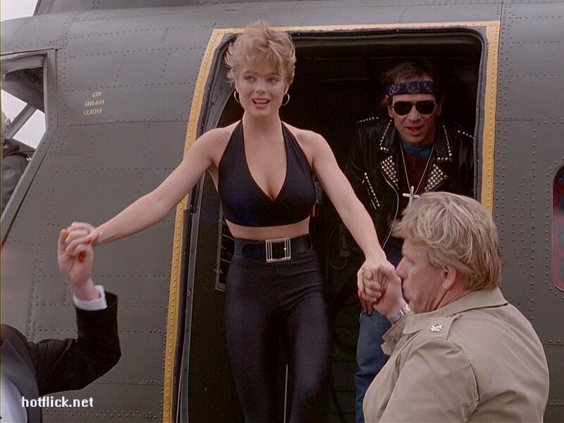 Эрика Элениак. Кадр из фильма "В осаде"