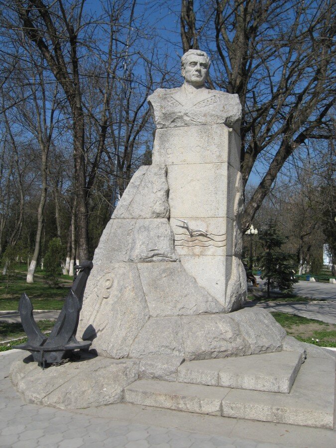Памятник Арсению Головко в городе Прохладном